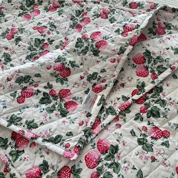 Cath Kidston Floral Strawberry queen size Quilt + 2 shams - like new - Picture 3 of 6